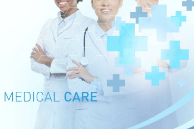 çapraz kolları olan kadın doktorlar