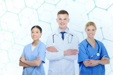 cerrahlar ve çapraz kolları olan doktor
