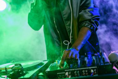 DJ konser ses karıştırıcı ile