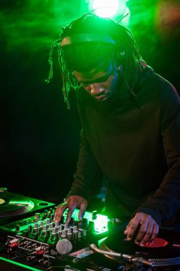 profesyonel Afrikalı-Amerikalı Dj