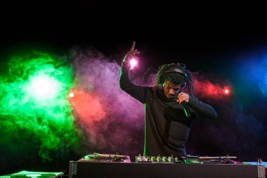 profesyonel Afro-Amerikan kulüp Dj 