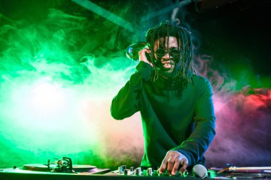 gece kulübünde Afrikalı-Amerikalı Dj 
