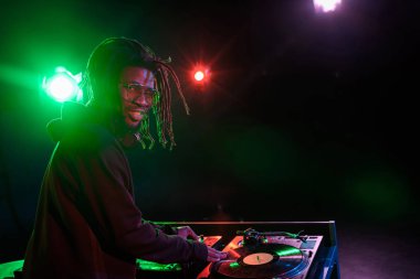 gece kulübünde Afrikalı-Amerikalı Dj 