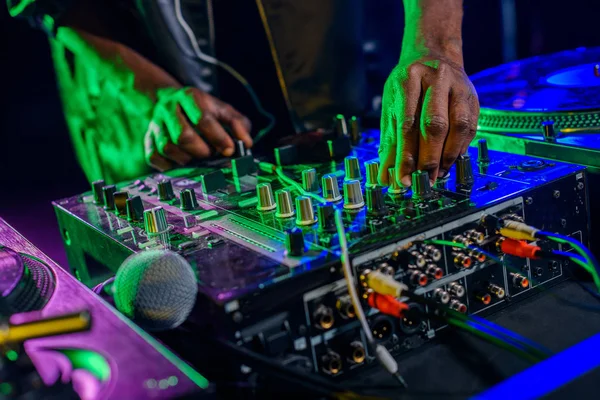 DJ con mezclador de sonido — Foto de Stock