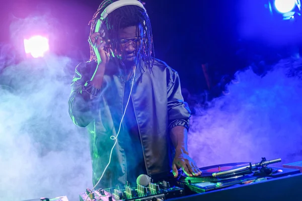 DJ en auriculares con mezclador de sonido — Foto de Stock