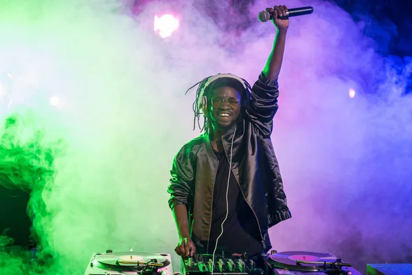 DJ com misturador de som e microfone — Fotografia de Stock