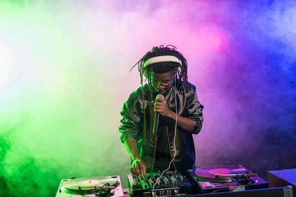 Professionnel afro-américain DJ — Photo