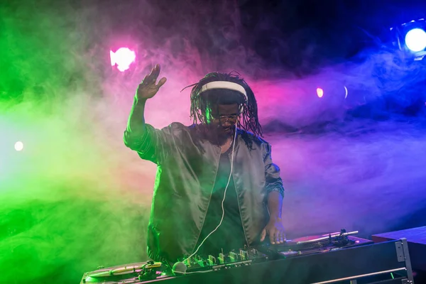 DJ afroamericano con mezclador de sonido — Foto de Stock