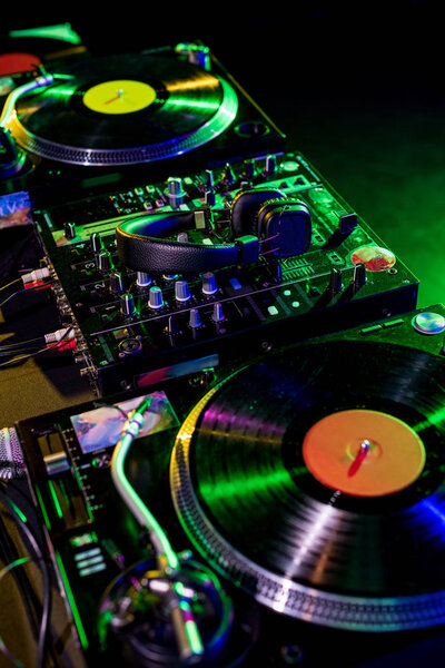 звуковой миксер с наушниками
