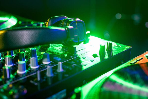 звуковой миксер с наушниками
