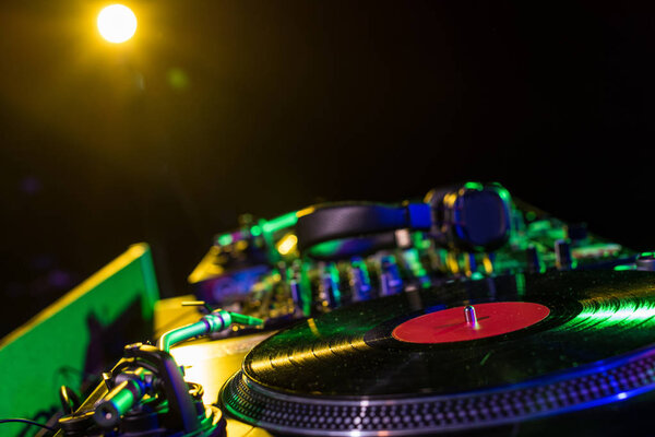 Mezclador de sonido y vinilo — Foto de Stock