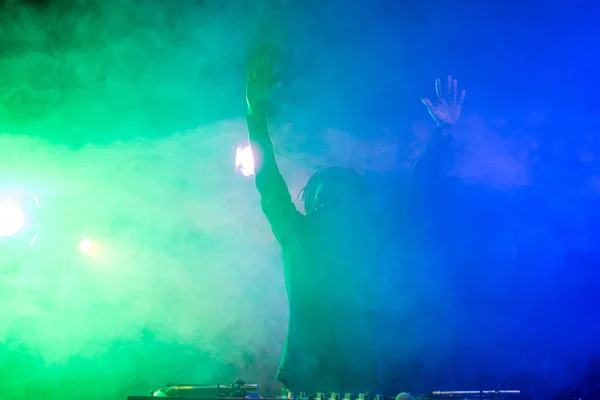 DJ σε νυχτερινό κέντρο διασκέδασης με το πίσω φως — Φωτογραφία Αρχείου