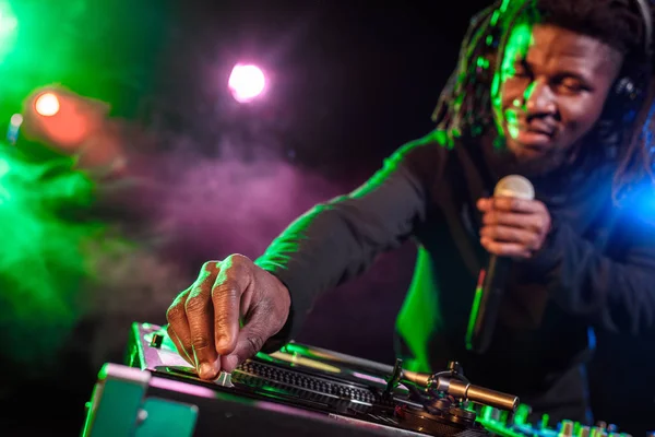 African american club DJ — Free Stock Photo