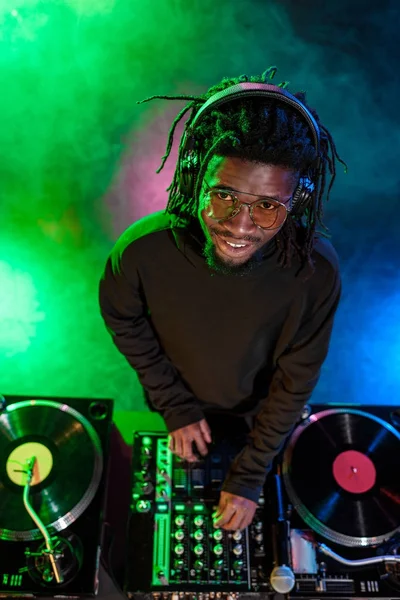 DJ con mezclador de sonido en discoteca — Foto de Stock