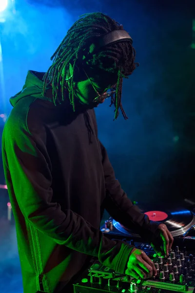 DJ di headphone dengan mixer suara — Foto Stok Gratis