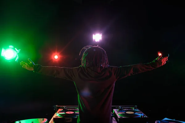 DJ con mezclador de sonido en discoteca — Foto de Stock