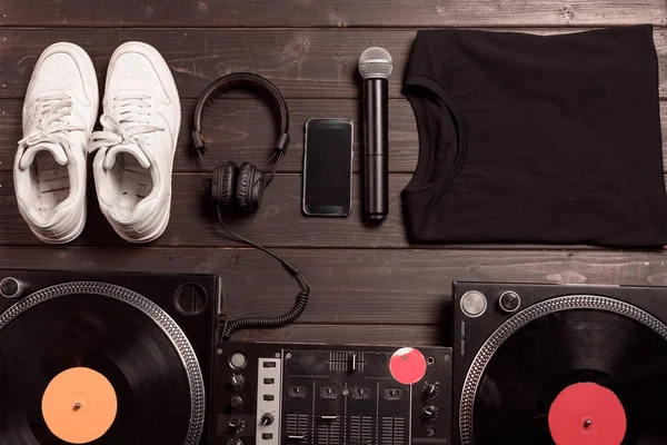 Mixeur de son dj, smartphone et écouteurs — Photo