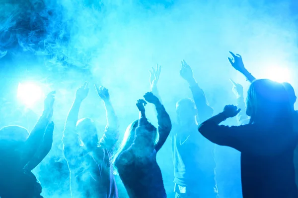 Az emberek táncolnak az éjszakai klubban Jogdíjmentes Stock Képek