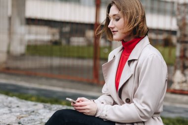 Akıllı telefon kullanan kadın