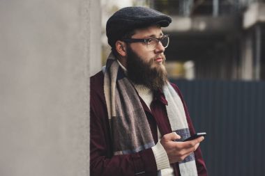 Akıllı telefon kullanan adam