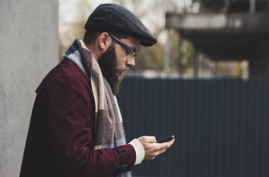 Akıllı telefon kullanan adam