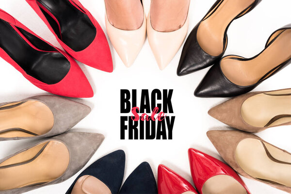 женщина, стоящая в кругу с туфлями
