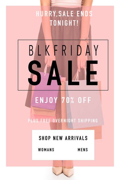 женщина с бумажными пакетами в руках
