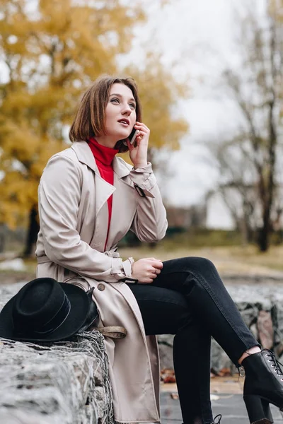Kvinnan talar via telefon i park — Stockfoto