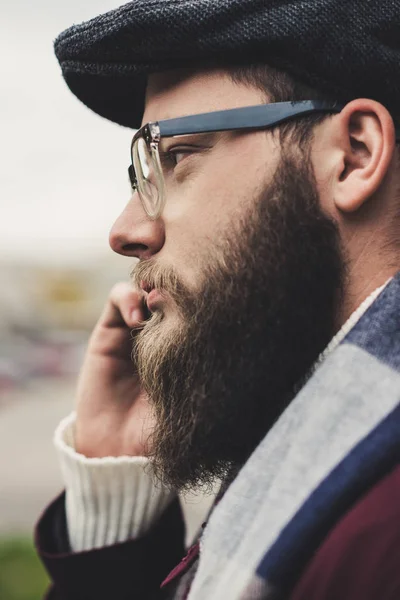 Hombre hablando por teléfono — Foto de stock gratis