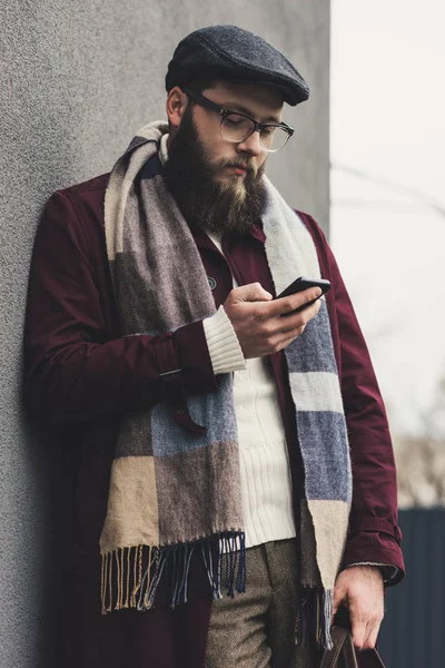 Hombre usando smartphone — Foto de Stock