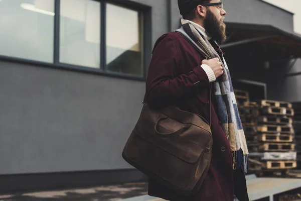 Άνδρας με κομψό ρούχα με δερμάτινη τσάντα — Φωτογραφία Αρχείου