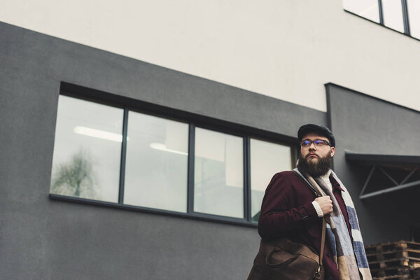 мужчина в стильной осенней одежде
