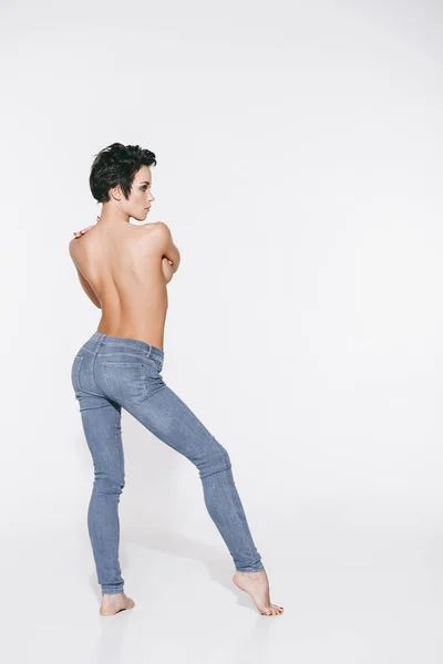 Topless meisje in spijkerbroek — Stockfoto