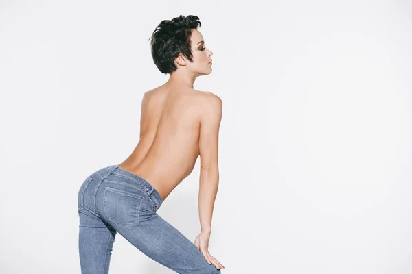 Chica topless en jeans — Foto de Stock