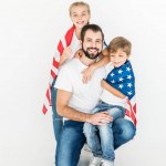 Vater und Kinder mit amerikanischer Flagge