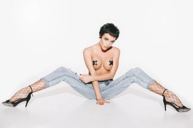 üstsüz kız kot pantolon