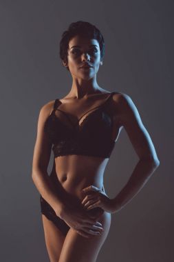 Siyah iç çamaşırlı seksi kız.