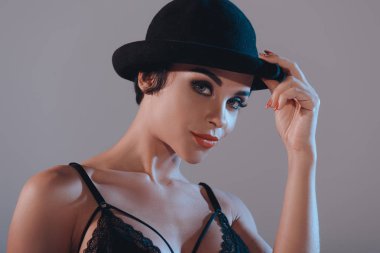 Kız sutyen ve şapka