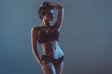 Siyah iç çamaşırlı seksi kız.