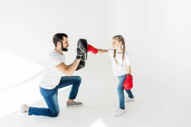 Baba ve kızı birlikte boks