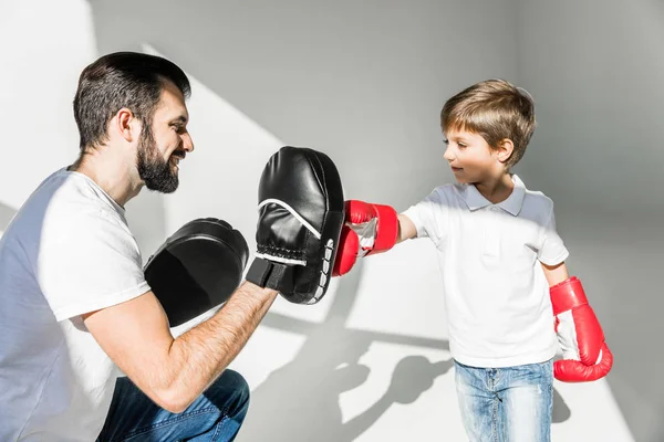 Padre e hijo boxeando juntos —  Fotos de Stock