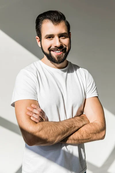 Sonriente hombre con los brazos cruzados — Foto de Stock