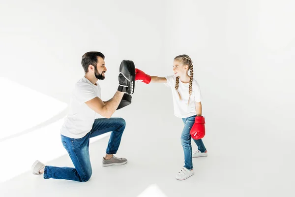 Father and daughter boxing together — Stock Photo, Image