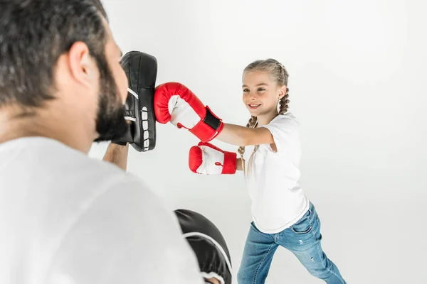 Padre e hija boxeando juntos —  Fotos de Stock