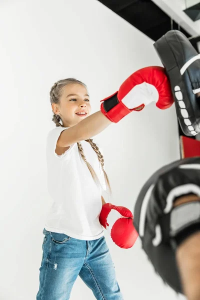 Father and daughter boxing together — Stock Photo, Image