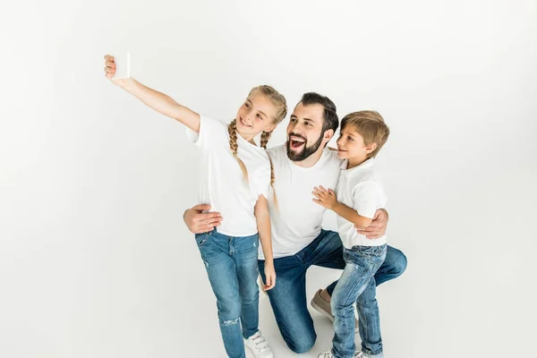 Vader met kinderen nemen selfie — Stockfoto