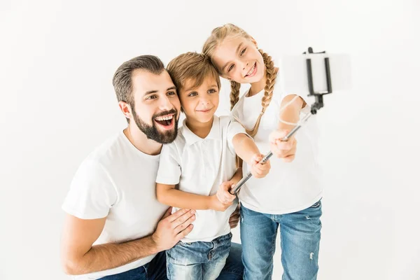 Отец с детьми делает селфи — стоковое фото