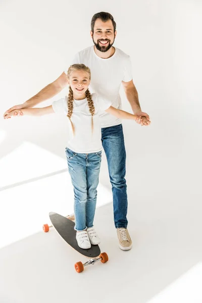 Батько і дочка зі скейтбордом — стокове фото