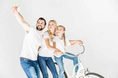 famiglia tenendo selfie con smartphone