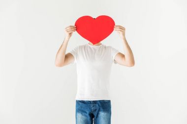 kalp simgesi tutan adam